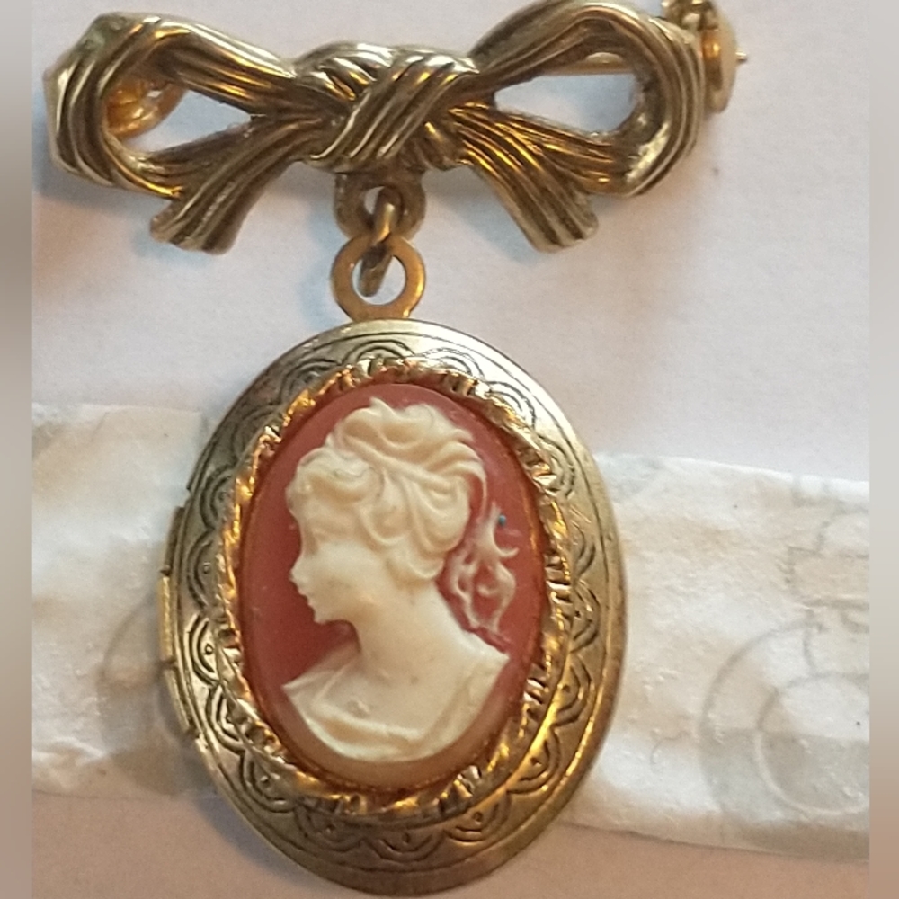 cameo Vintage faux  locket on bow pin